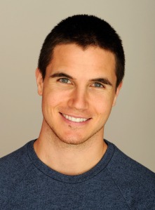 Robbie_Amell_006